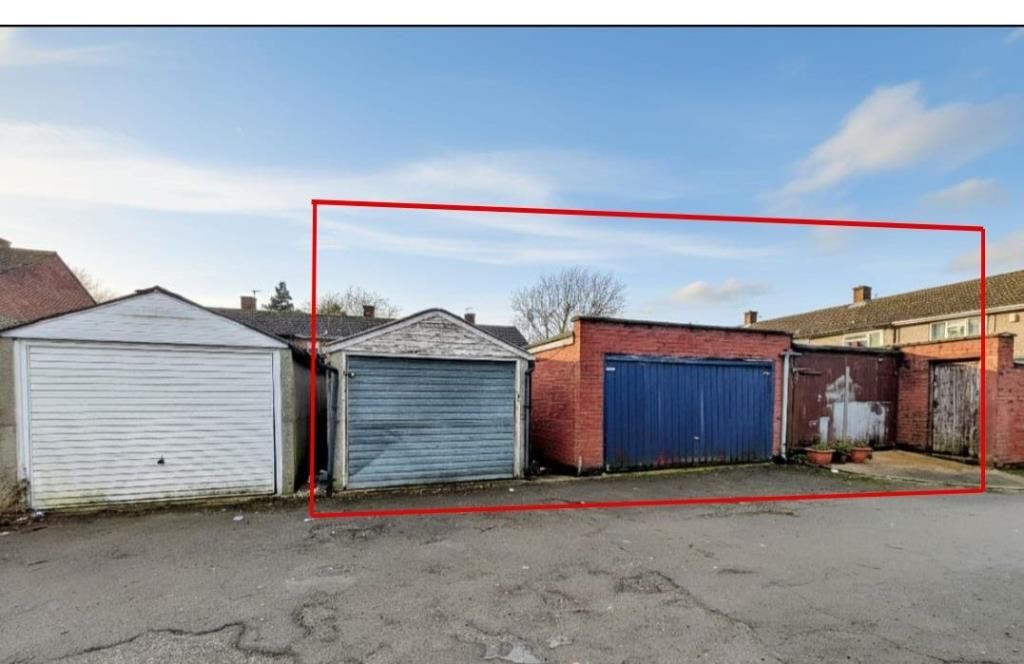 Property photo 3 of 19 Garages