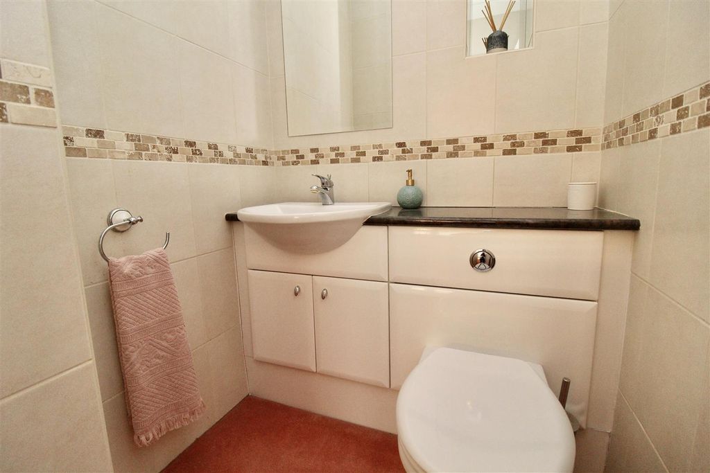 Property photo 3 of 62 Guest WC