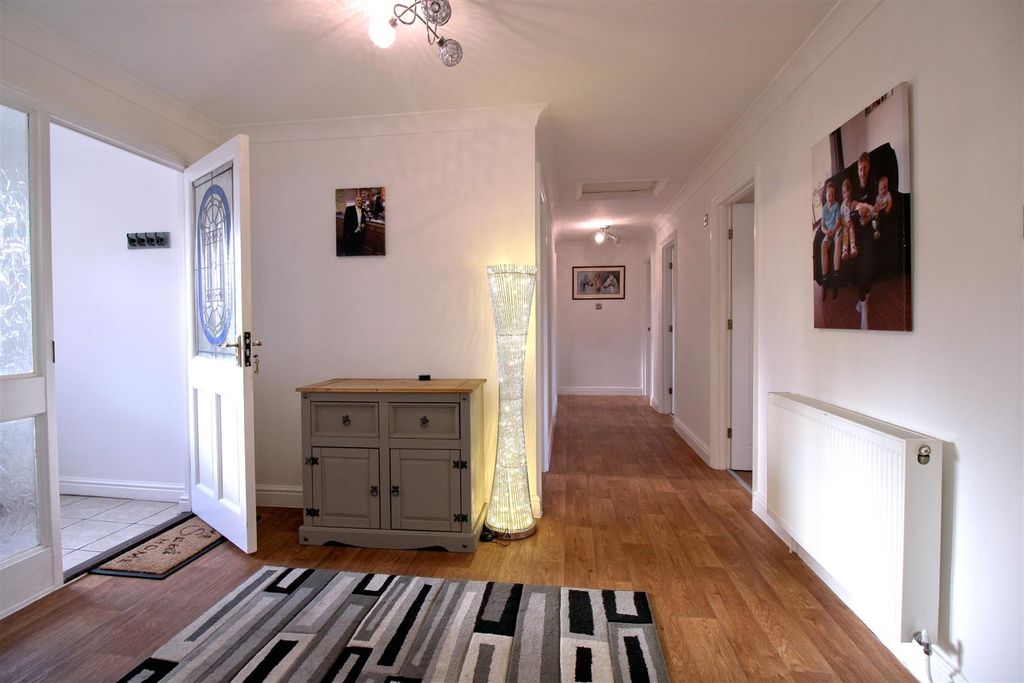 Property photo 2 of 23 Entrance Hall