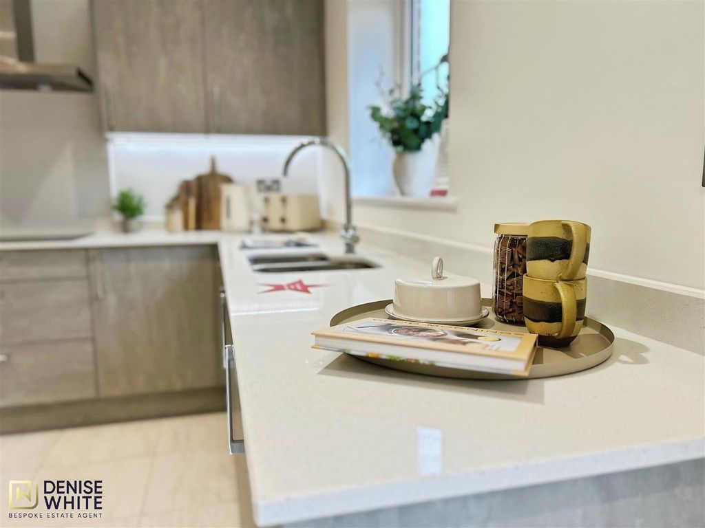 Property photo 3 of 25 Kitchen