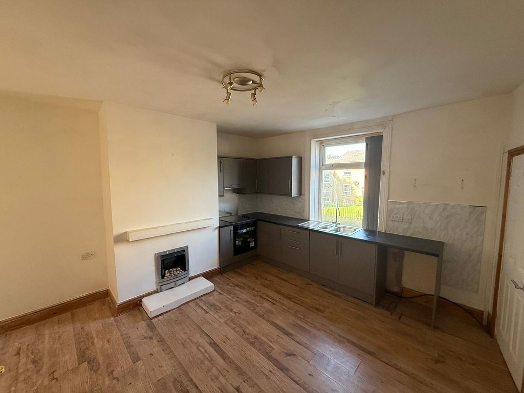 Property photo 2 of 5 Living Room/Kitchen