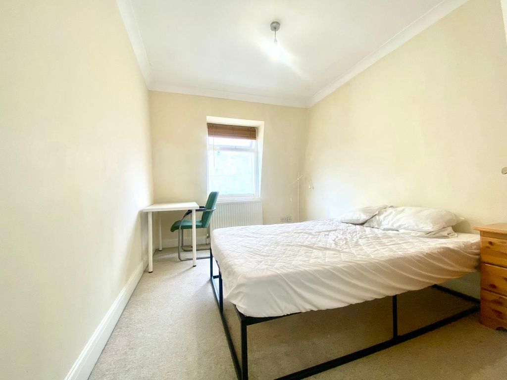 Property photo 3 of 9 Photo 4