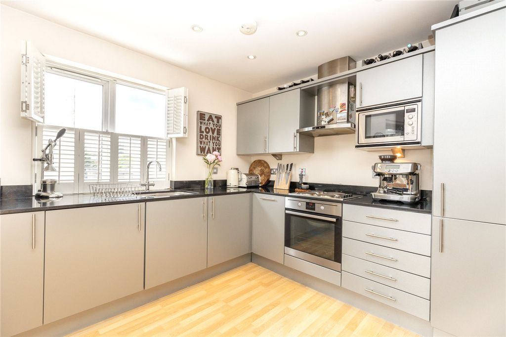 Property photo 2 of 7 Kitchen