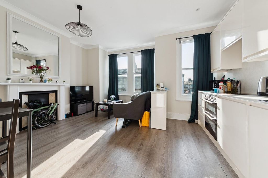 Property photo 3 of 11 157A Boundary Road (First Floor Flat), Colliers Wo