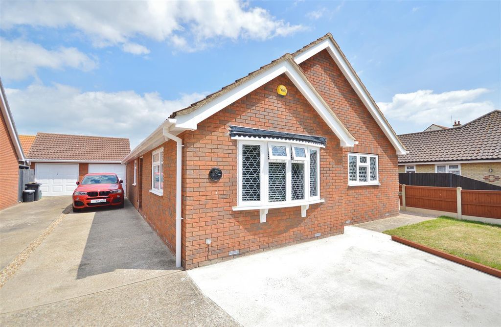 Property photo 1 of 32 Outside - Front