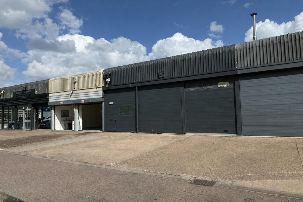 Property photo 1 of 8 No Bin Exterior.Png