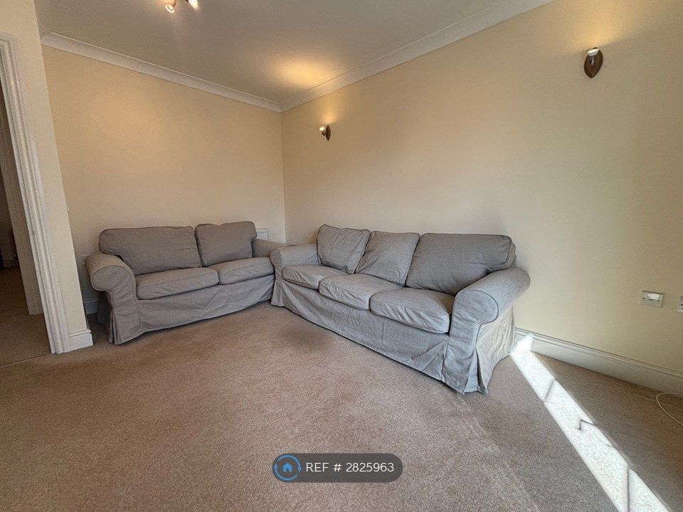 Property photo 3 of 18 Living Room