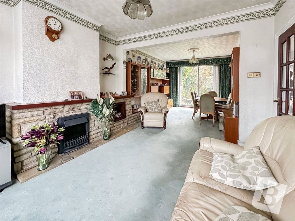 Property photo 2 of 11 Through Lounge