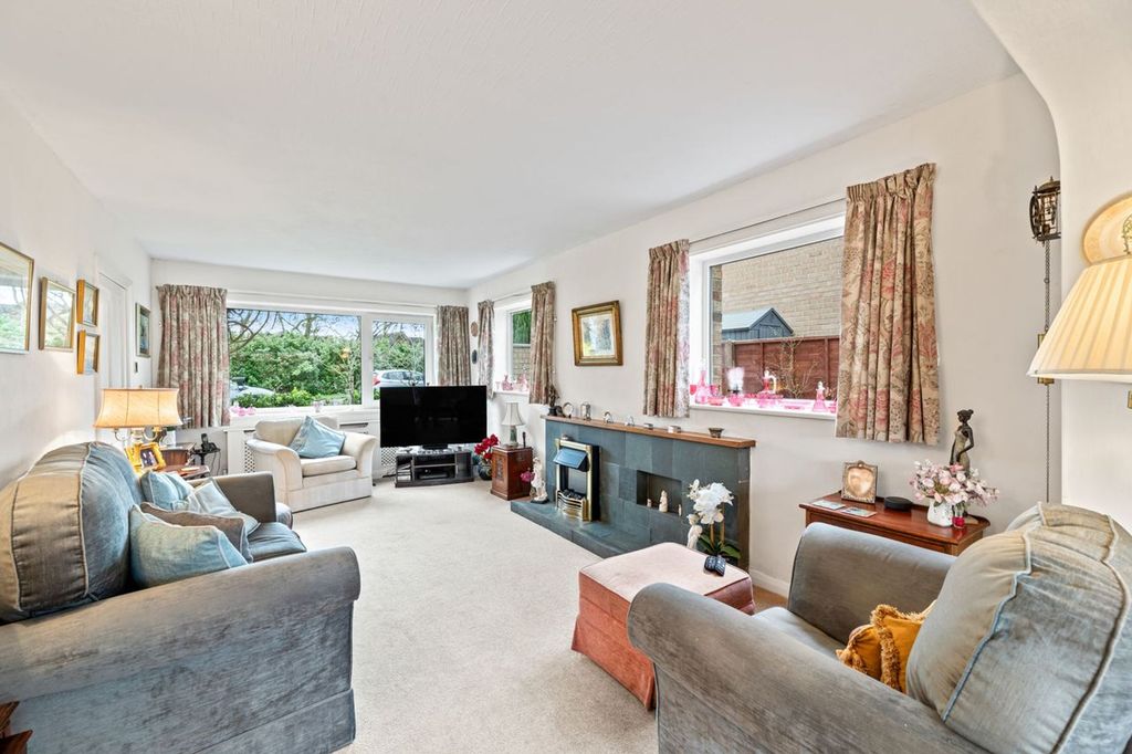 Property photo 3 of 23 Lounge