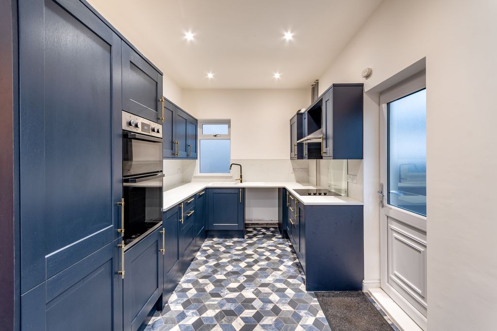 Property photo 1 of 14 Ewemove Estate Agent Scunthorpe - Kitchen