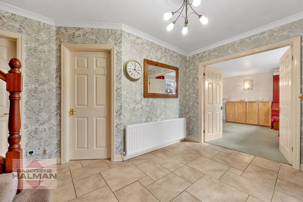 Property photo 2 of 21 Entrance Hallway
