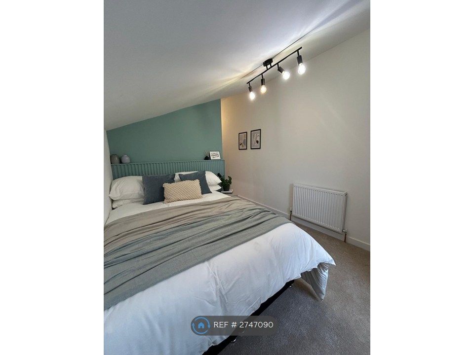 Property photo 3 of 11 Ensuite Room 3