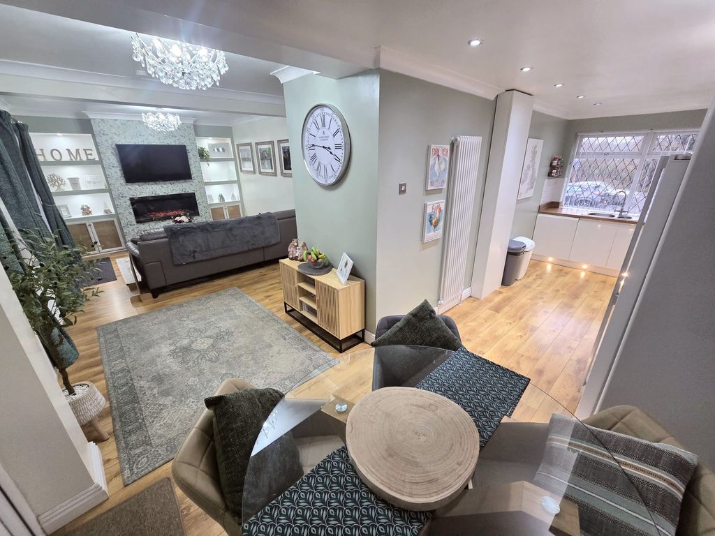 Property photo 3 of 18 Open Plan Full Aspect