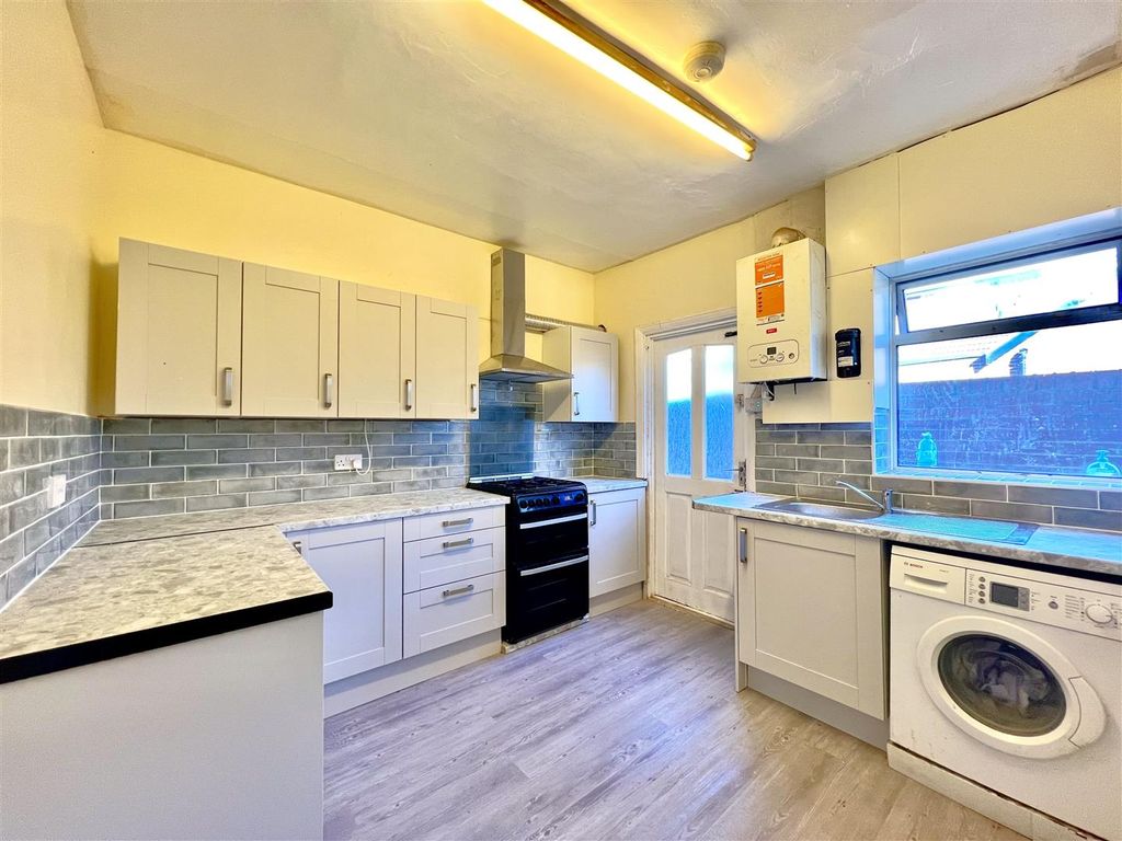 Property photo 1 of 9 Kitchen
