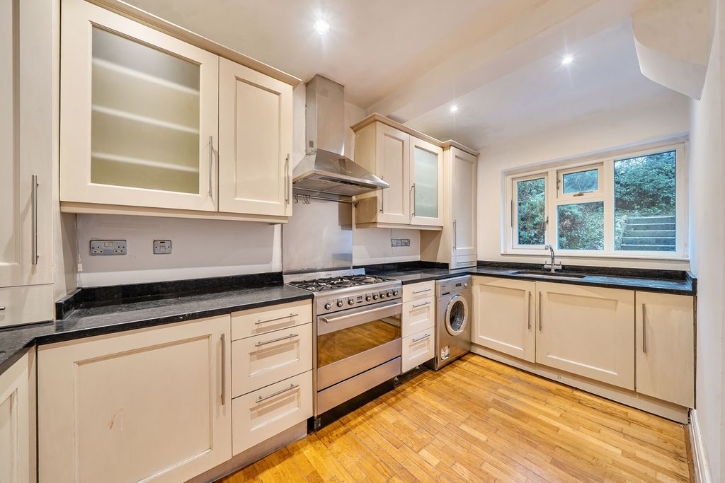 Property photo 3 of 19 Kitchen