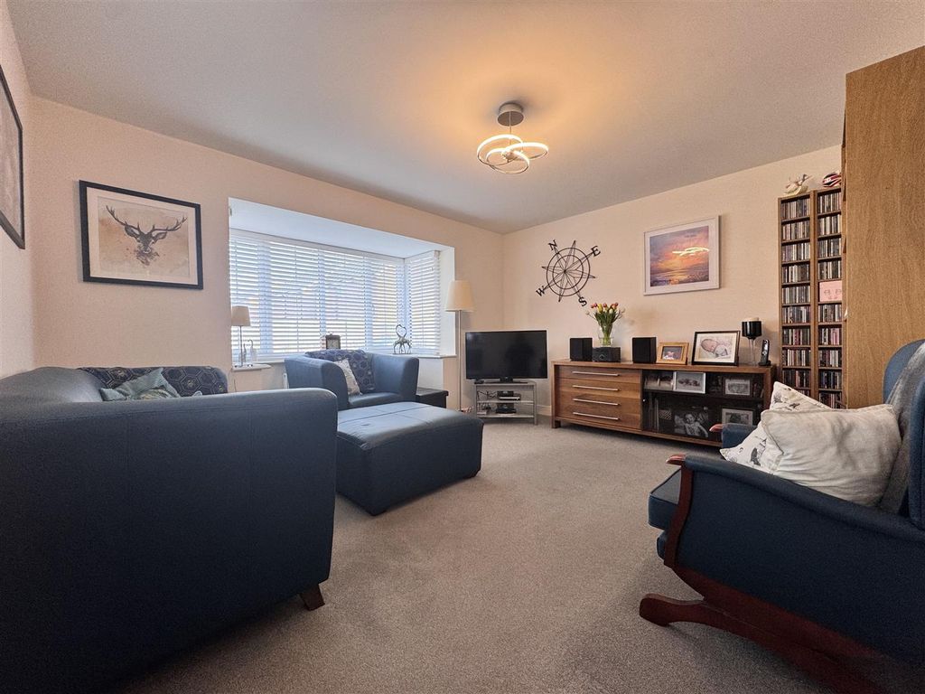 Property photo 2 of 18 Lounge