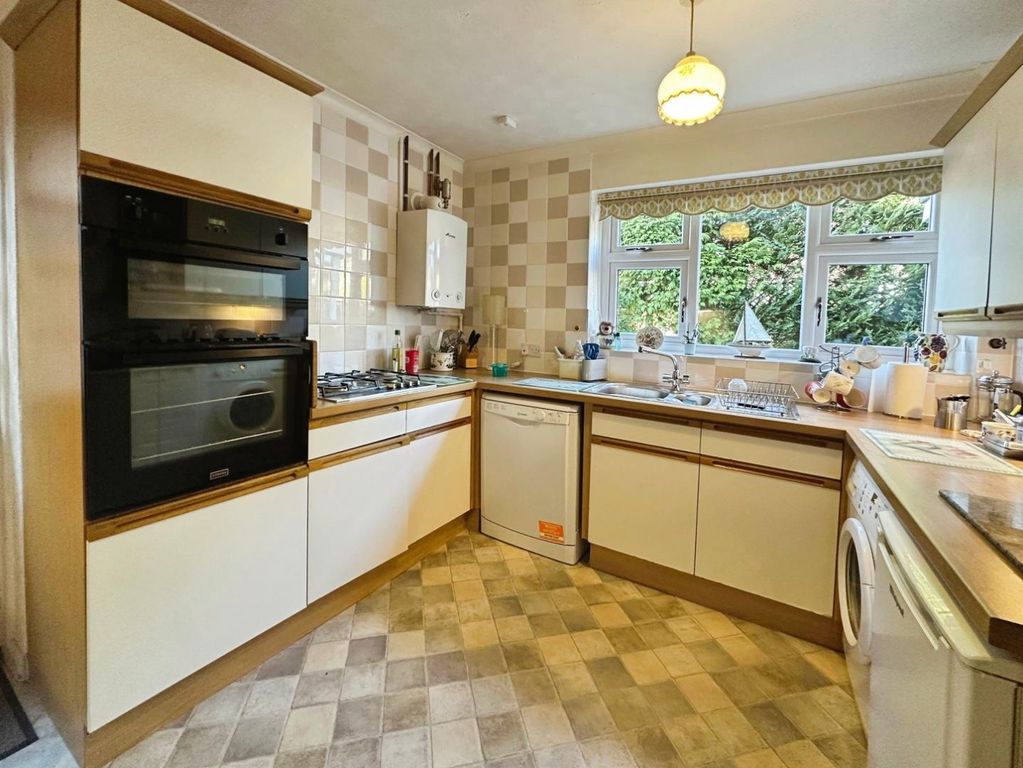 Property photo 3 of 18 Kitchen