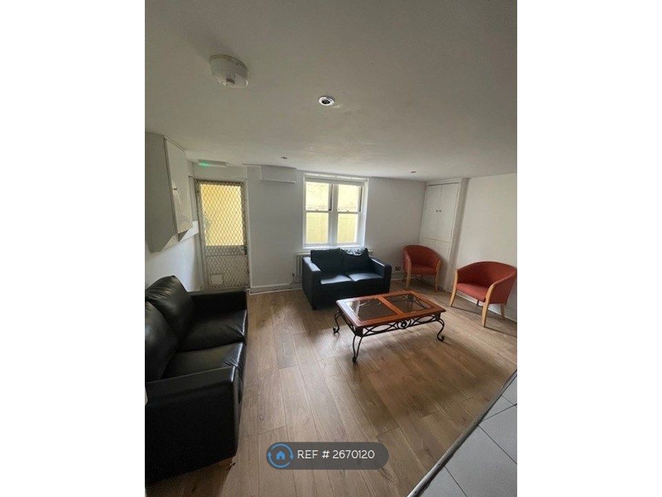 Property photo 2 of 11 Lounge