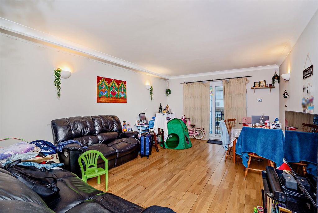 Property photo 3 of 10 8672273-Interior07-800.Jpg