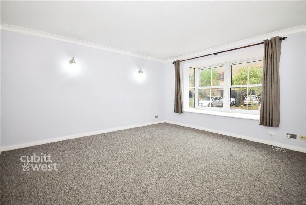 Property photo 1 of 9 Lounge