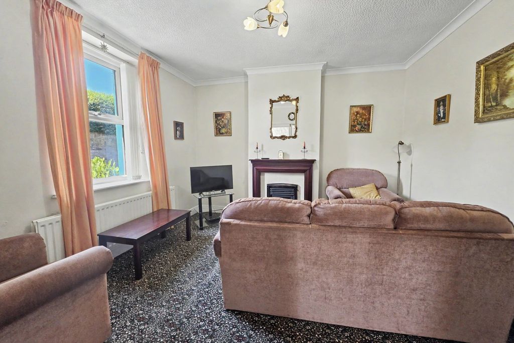 Property photo 3 of 28