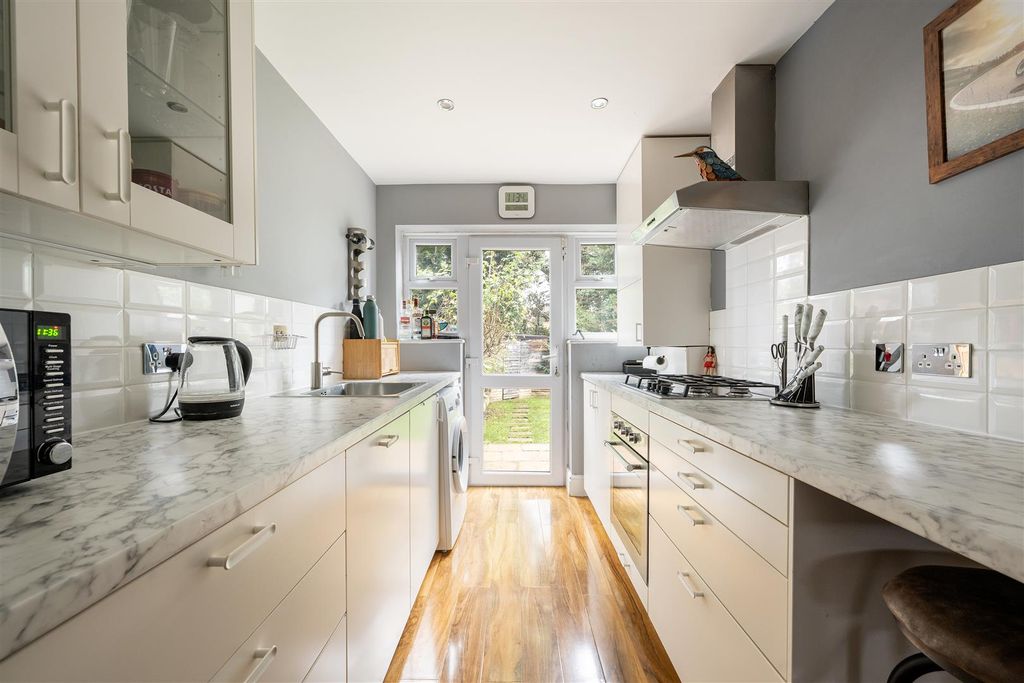 Property photo 3 of 26 Avon Way, E18