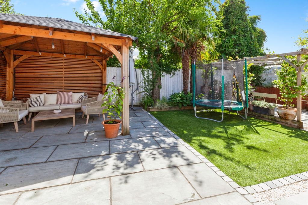 Property photo 3 of 19 Garden
