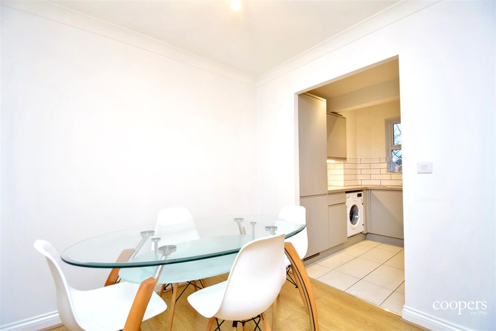 Property photo 3 of 11 Lounge