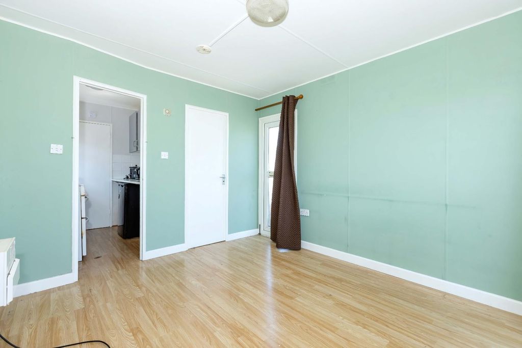 Property photo 3 of 13 Eastern Sands_7.Jpg