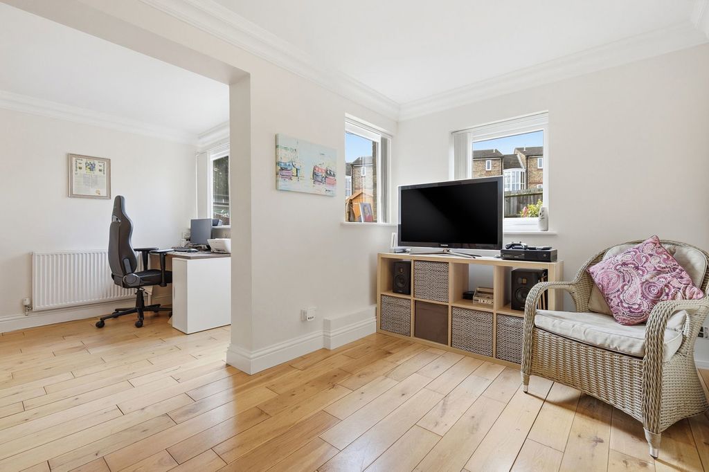 2 bed flat for saleCalvert Drive, Basildon SS13 photo 4