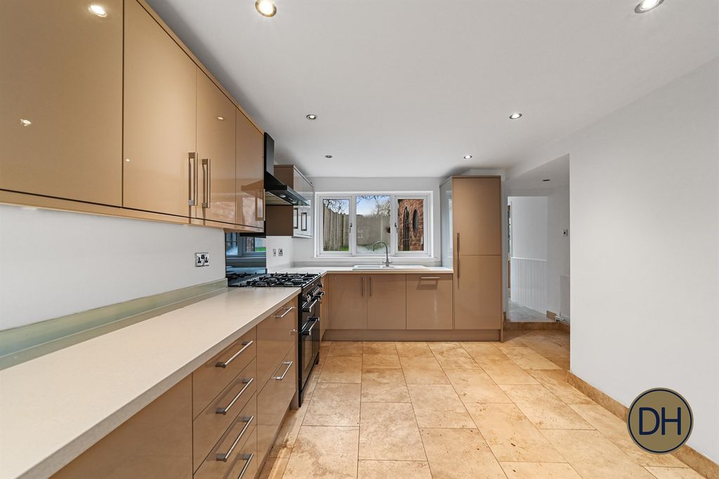 Property photo 2 of 29 Queens Road