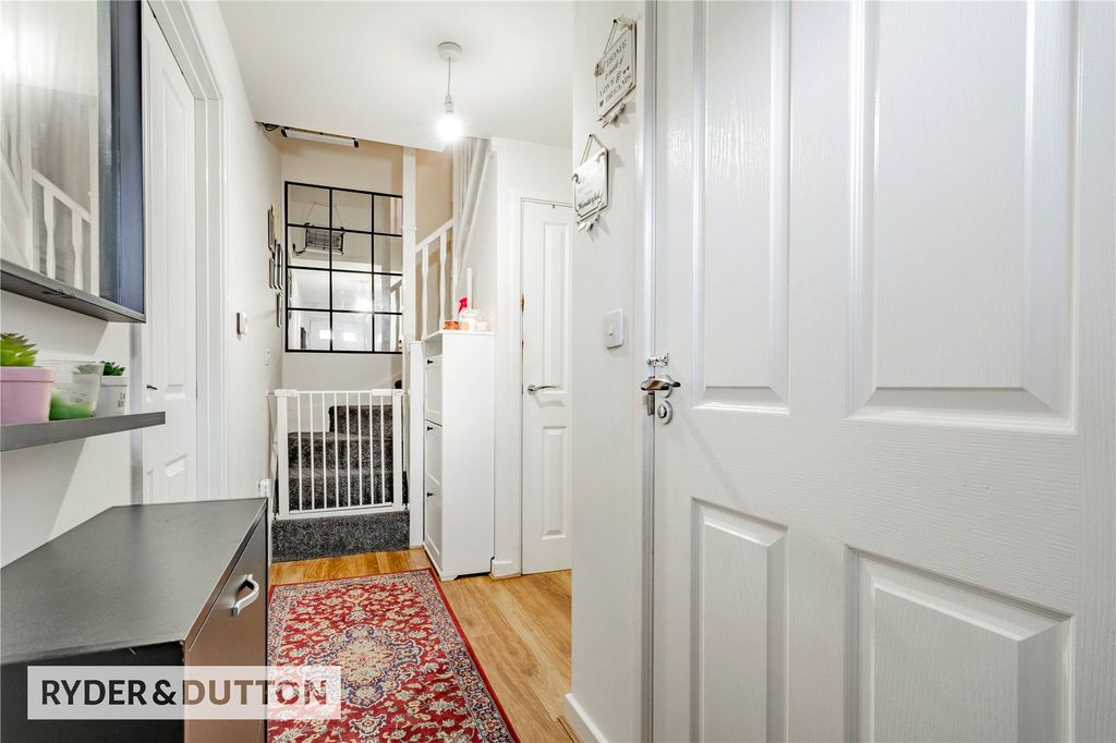 Property photo 3 of 22 Entrance Hall