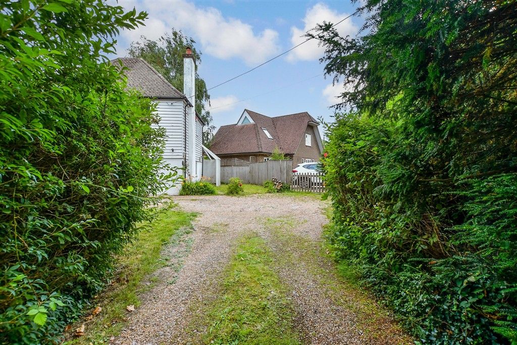 Property photo 3 of 11 Driveway/Parking