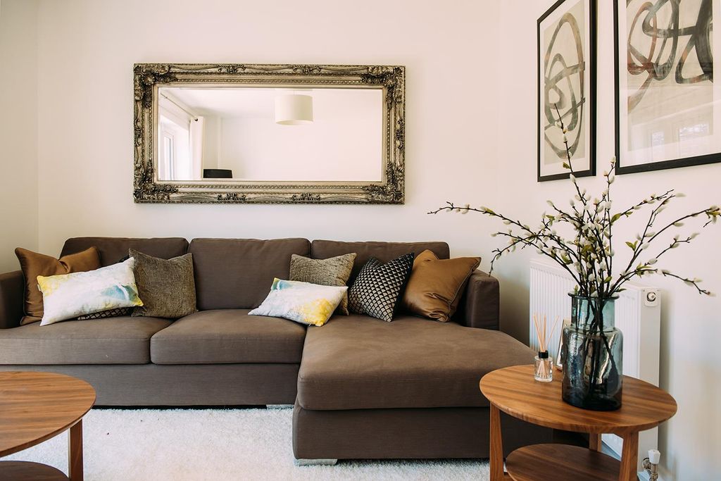 Property photo 1 of 17 Living Room