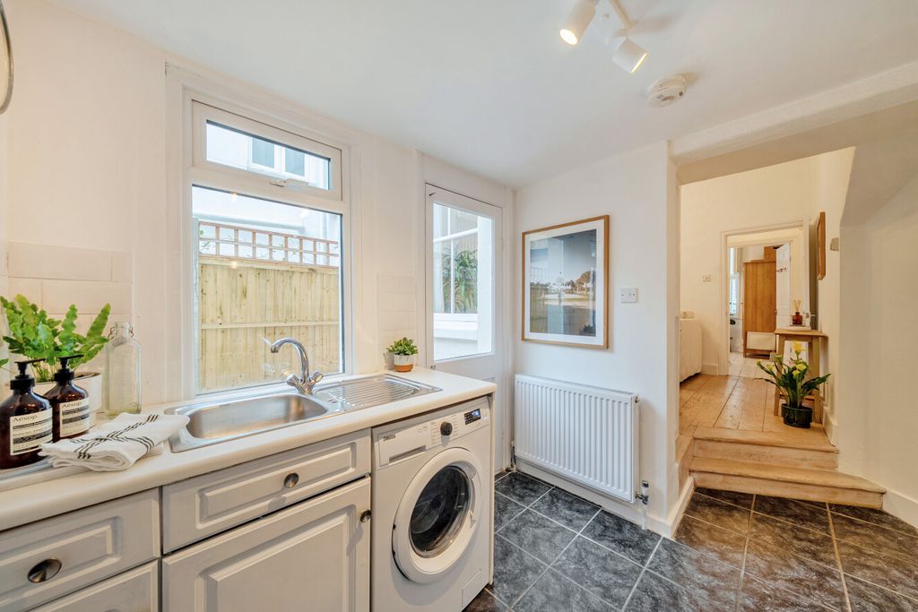 Property photo 3 of 10 1510683-11-1A0428...
