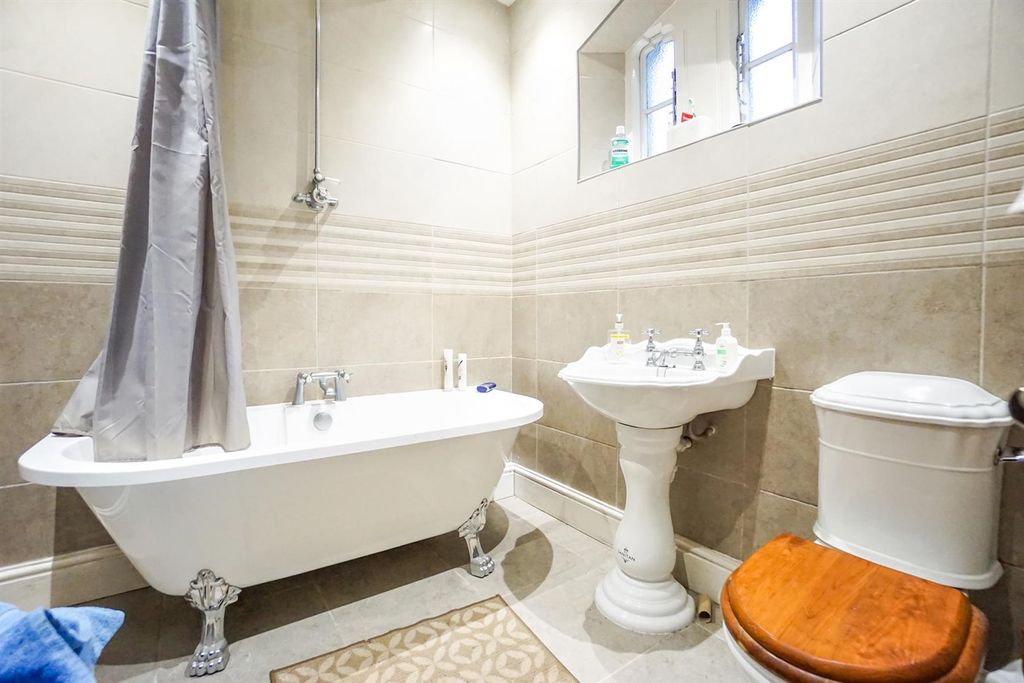 Property photo 2 of 18 Bathroom