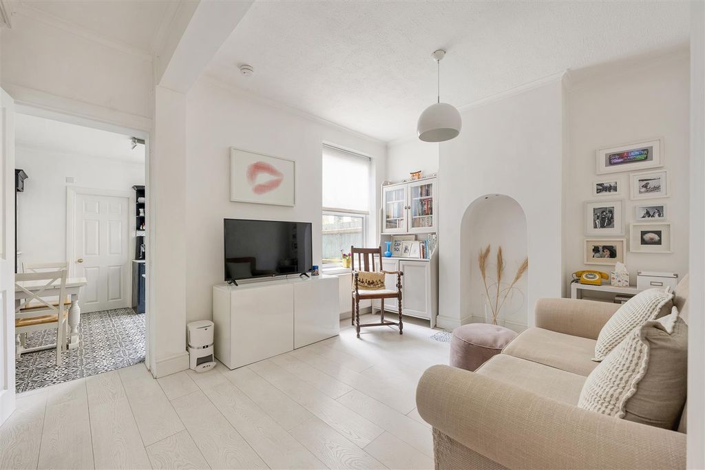 Property photo 2 of 23 Fleeming Road, E17
