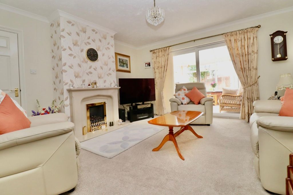 Property photo 2 of 18 Lounge