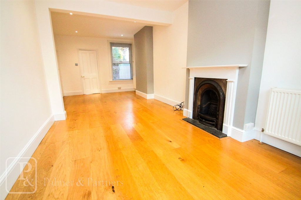 Property photo 3 of 11 Lounge &amp; Dining