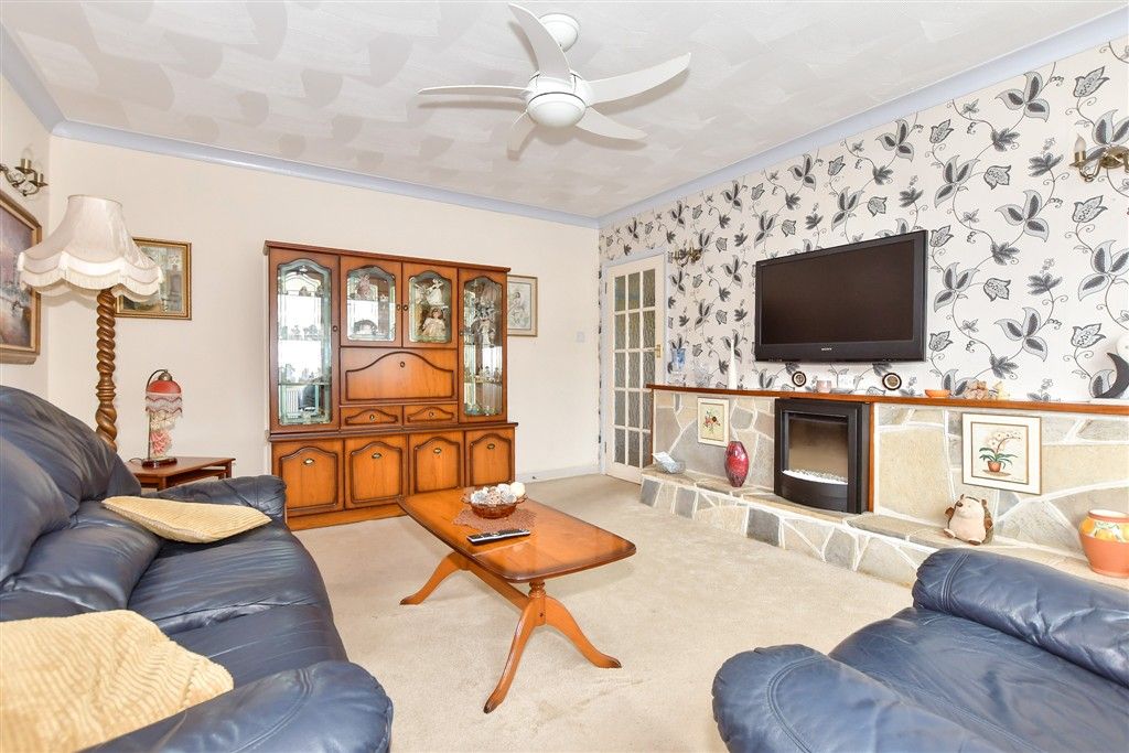 Property photo 2 of 16 Lounge