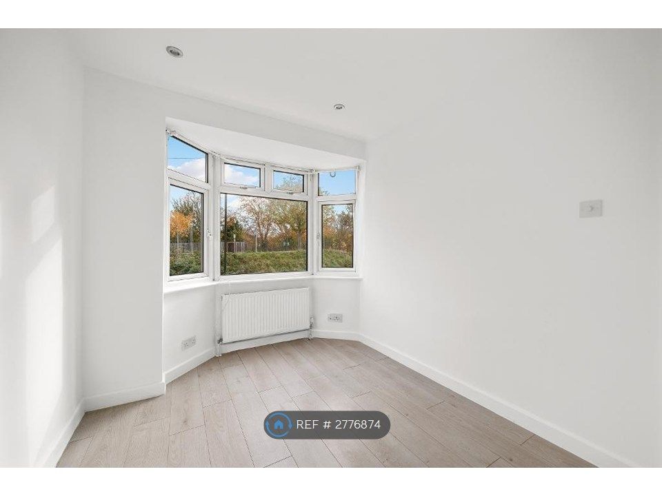 Property photo 3 of 8 Bedroom 2 - £750