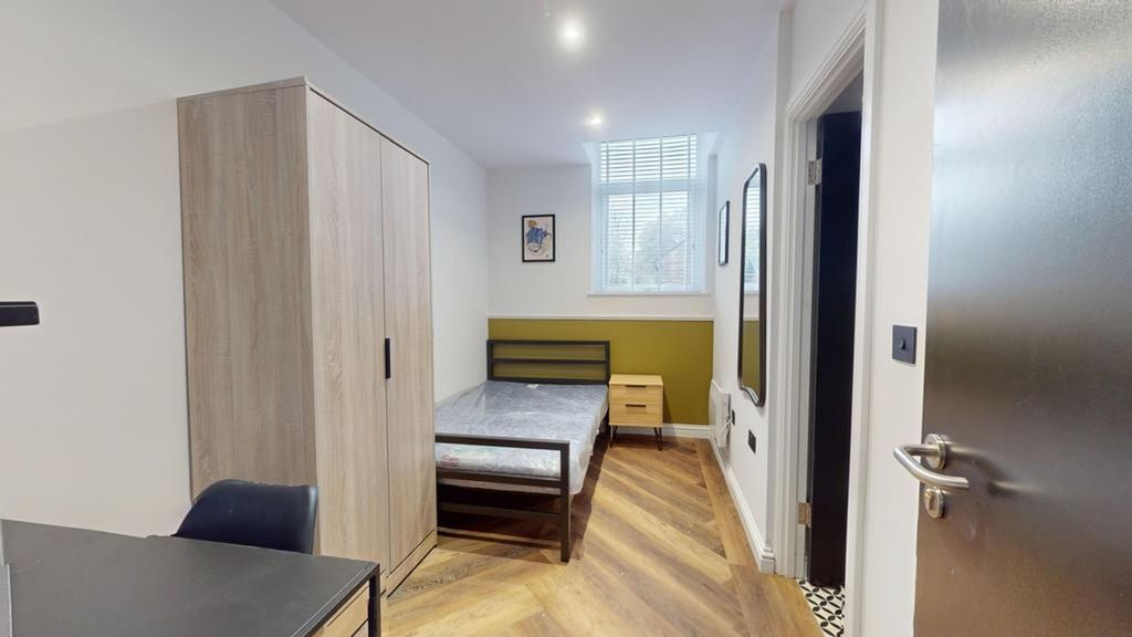 Property photo 1 of 22 A Bright And Spacious Double Bedroom Featuring Mod...