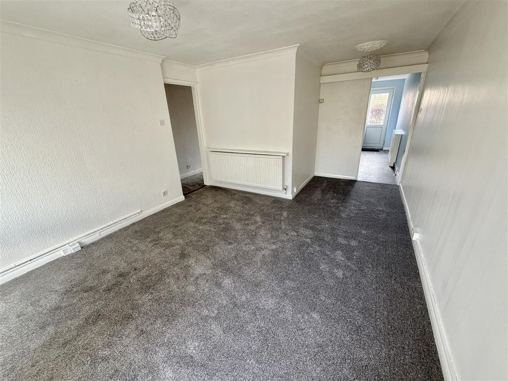 Property photo 3 of 18 Lounge 2