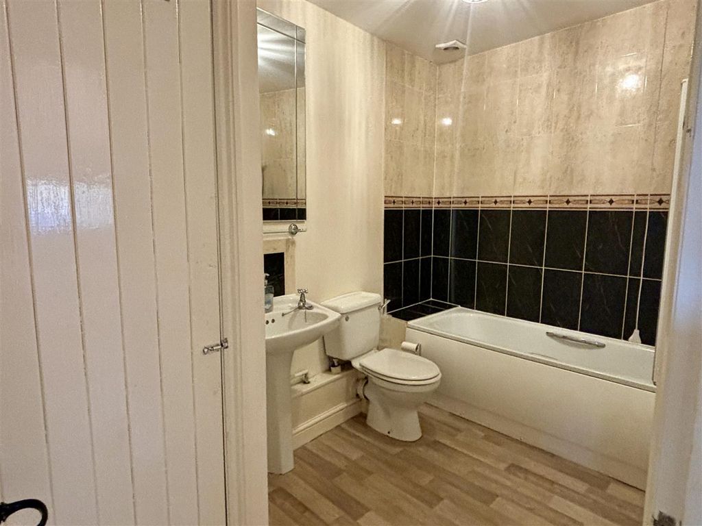 Property photo 3 of 10 Bathroom