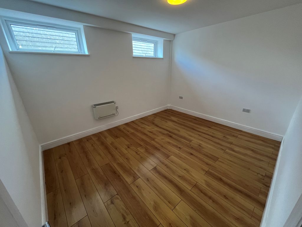 Property photo 3 of 7 Bedroom 1