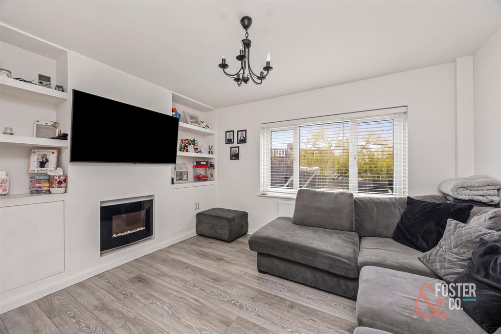 Property photo 3 of 17 Ingham Drive, 3-017.Jpg