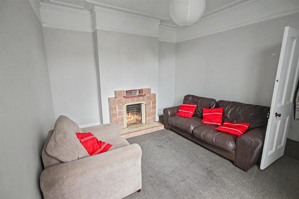 Property photo 3 of 18 Lounge