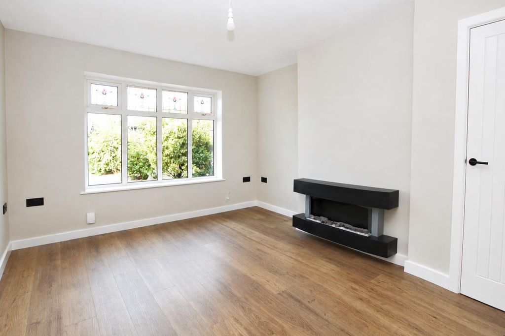 Property photo 2 of 16 F92A9B75-6648-46B3-8162-40c5cc1Bddfd.Png