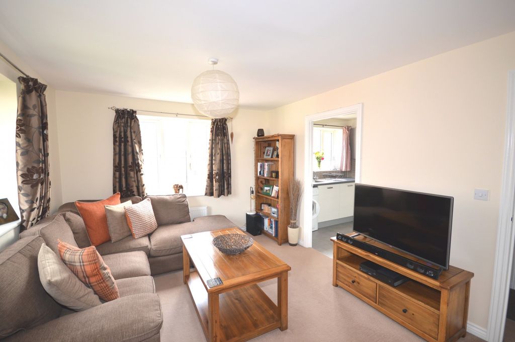 Property photo 3 of 7 Flat To Rent In Chichester - Living Room