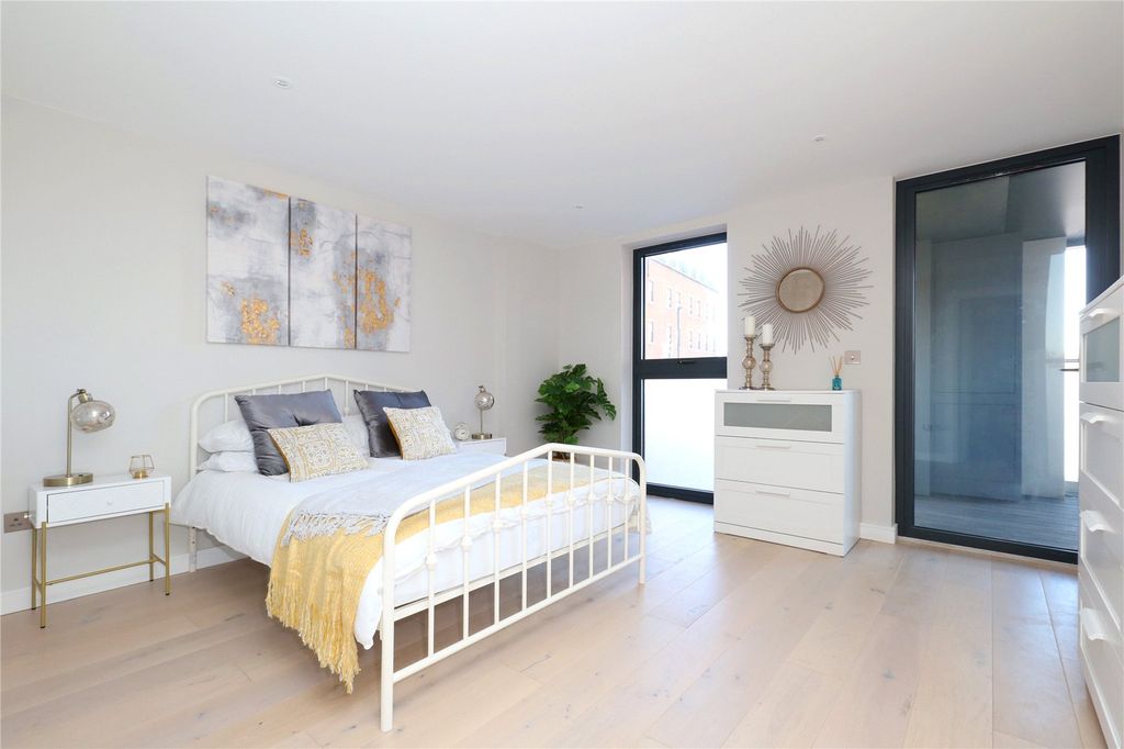 Property photo 2 of 8 Bedroom